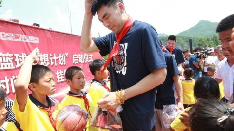 辽篮岫岩公益行 李晓旭与孩子们共筑篮球梦