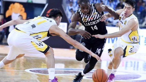 辽篮众将客场拔北控，哈德森穿针引线韩德君铸就内线长城