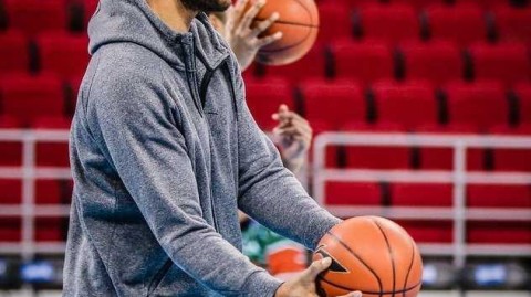 京城德比烽烟再起 马布里五棵松深情一吻撼动京城