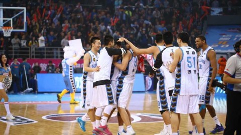 京粤大战经典瞬间重现：铁血防守与关键先生的巅峰对决