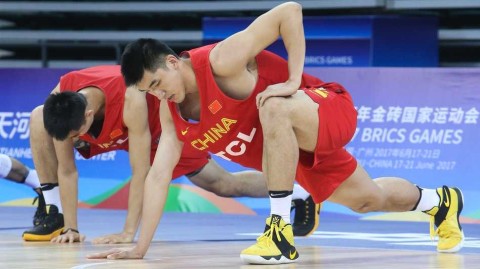 金砖赛场初试锋芒，杜锋与韩德君共筑中国男篮蓝队内线新篇章