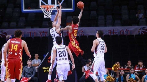 CBA激战夜：哈达迪怒喷裁判险酿冲突，姚明夫妇场边观战成焦点