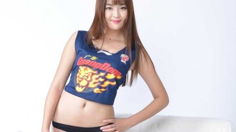 广东宏远篮球宝贝：赛场边的笑容与黑丝美腿，绘就青春加油曲