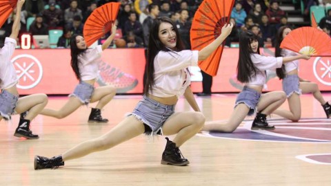 CBA赛场上的律动精灵：美艳啦啦队用热情点燃第17轮激战
