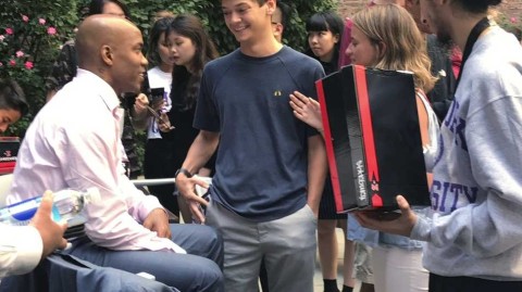 马布里纽约大学温情之旅：泪别北京球迷，赠予平价球鞋传递中国梦