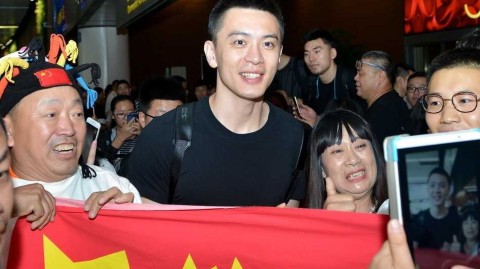 辽篮全运冠军载誉归来，机场温情瞬间定格历史