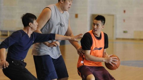 郭家军春节特训：老爸大帽郭艾伦，堂兄弟肉搏战温情上演