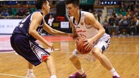 广东德比烽火起 周鹏指挥若定阿联劈扣难救主