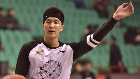 带伤复出拼劲十足 郭艾伦贴创可贴书写硬汉篇章