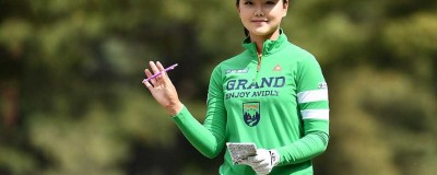 果岭上的巾帼对决：汗水、笑容与精准的瞬间