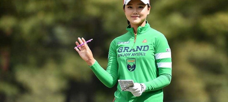 果岭上的巾帼对决：汗水、笑容与精准的瞬间