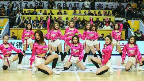 广厦篮球宝贝演绎力与美 赛场热舞点燃萧山战神之夜