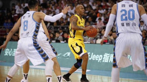 京城德比方硕封神夜，马布里重返五棵松见证新王加冕