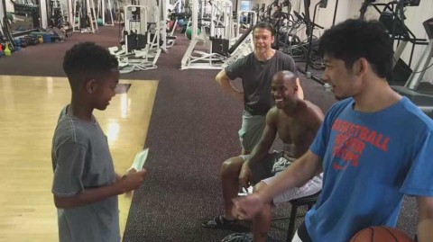 贾磊美国特训日记：在马布里的力量房里，我看到了“北京王朝”的纹身与野心