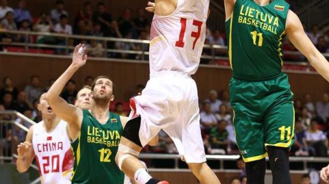 国奥男篮激战立陶宛，赵大鹏扛起进攻大旗