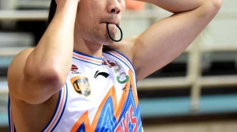 铁汉柔情：曾文鼎场边扎辫记