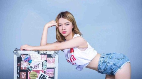 篮球宝贝演绎光影艺术，曼妙身姿与高超球技共舞