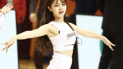 山东高速篮球宝贝校园风写真，甜美元气点燃球场激情