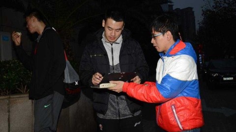 广州龙狮队抵沪，外援亲和力十足与球迷热情互动