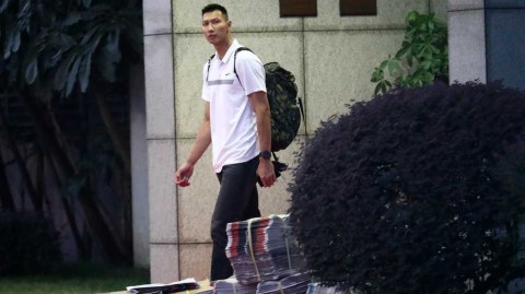 别样归途：阿联晨光中的背影与未完的篮球篇章