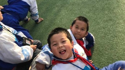 飞虎心连哑虎情：新疆男篮用篮球搭建无声世界的关爱桥梁