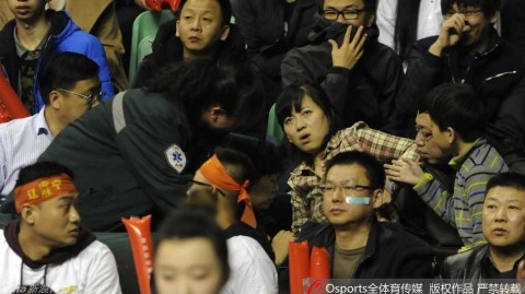 总决赛惊魂：看台球迷晕倒吸氧，场外冲突致球员骨折