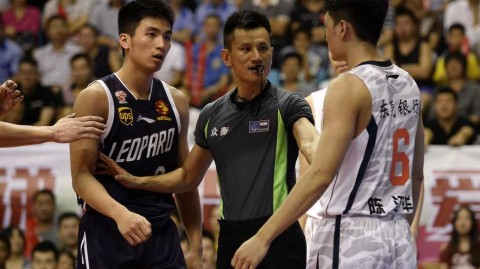 粤深大战剑拔弩张：易建联暴扣李慕豪 杜锋临危不乱