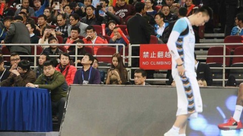 CBA最美太太陈露：从T台模特到赛场边最暖的星光