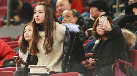 京城双星背后的温柔目光：翟晓川与方硕女友场边助阵，共谱首钢经典一战