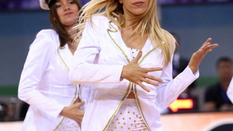 贝尔格莱德红星啦啦队燃爆鹏城，欧洲篮球冠军联赛中国赛激战正酣