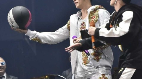 周杰伦台北演唱会化身钢铁战士 萧敬腾助阵斗牛合唱掀高潮