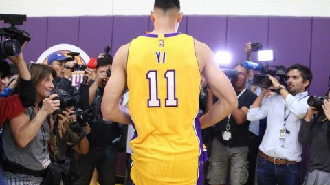 紫金新征程：易建联身披十一号战袍亮相湖人，从容备战自信回归