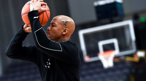 兰多夫领衔篮球场上的“广播体操” 北控男篮备战趣事多