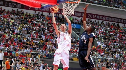 星光熠熠的篮球盛宴：回顾周琦的灵动、拉文与戈登的传奇对决