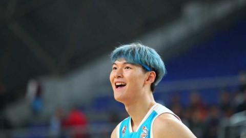 蓝发少年与内线长城：十年前那场画风清奇的篮球热身赛