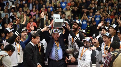 杨学增高举鼎哈达迪加冕王 四川众将欢庆捧起队史首冠