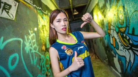 宏远篮球宝贝牛仔写真力撑华南虎