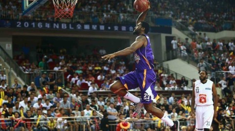 篮球场上的进攻艺术：从飞身暴扣到篮下终结