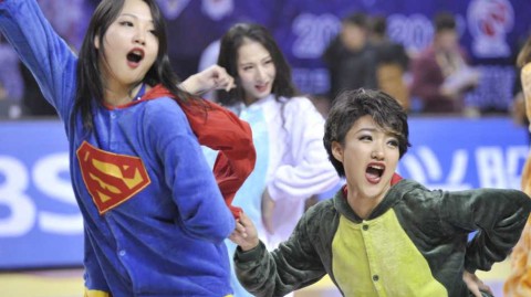 萌翻全场！当篮球宝贝变身睡衣女超人，赛场下的反差萌大作战