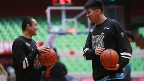 巴蜀热浪中的老友记：孟达王磊赛前叙旧，川疆大战一触即发