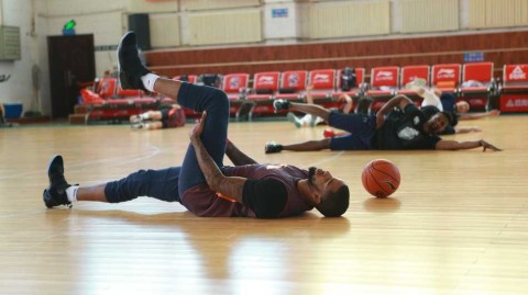 天山脚下誓言卫冕：新疆男篮新赛季启航，剑指王朝霸业