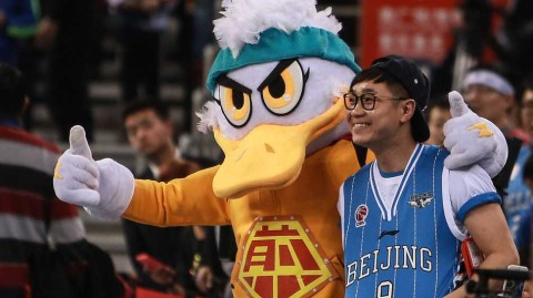 京城篮球记忆：大鹏现身五棵松，与“煎饼鸭”共度季后赛之夜