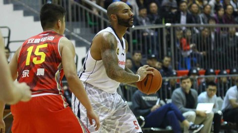 布泽尔慢热启航，陈江华夹缝求生，王治郅招牌跳投照亮彬县夜空