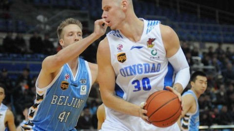 CBA第23轮：青岛双星苦战不敌北京首钢，兰佩伤退成转折点
