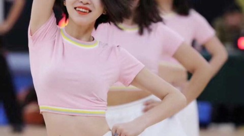 天山玫瑰为篮球疯：新疆夺冠夜，最美空姐的活力庆祝