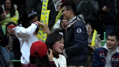 铁汉柔情 四川主场见证真爱时刻 刘炜亲送祝福