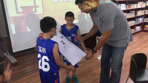 易建联成都“应聘”篮球老师 与小面试官趣谈篮球梦