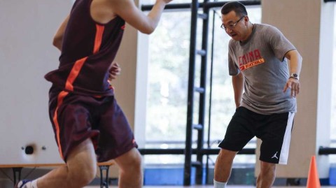 铁帅范斌的柔情一脚 福建男篮集训从快乐足球开始