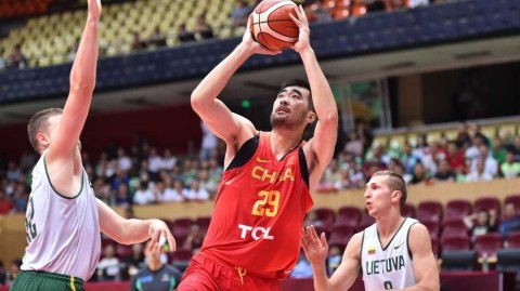 男篮红队夏夜狂飙大胜立陶宛 赵睿领军青春风暴闪耀蓉城