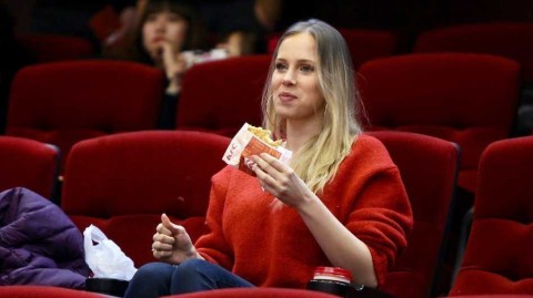 铁汉柔情：莫泰尤纳斯砍下大号两双，看台上娇妻浅笑嫣然是最美风景